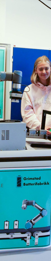 Elevene ved VG2 og VG3 Automasjon: Even Reinhardsen (17), Tor Bjørn Ellefsen (16), Nora Jacobsen (17), Annika Ragnarsdottir (18) og Samuel Furre (17) sammen med lærer Knut Einar Refstie.